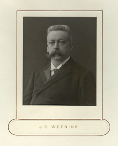 833055 Portret van J.E. Weenink, lid van de Kamer van Koophandel en Fabrieken te Utrecht, opgenomen in het ...